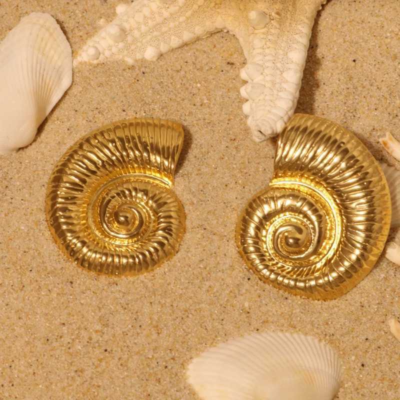 Conch shaped stainless steel earrings suitable for women anti allergic fashionable and charming jewelry holiday gifts Y250401