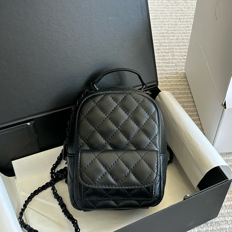 Laides Designer Mini Lambskin Full Black Backpack Bags Lacquered Metal Matelasse Chain Crossbody Handbags Outdoor Card Holder Travel Holidy Princess Bag 13X18CM