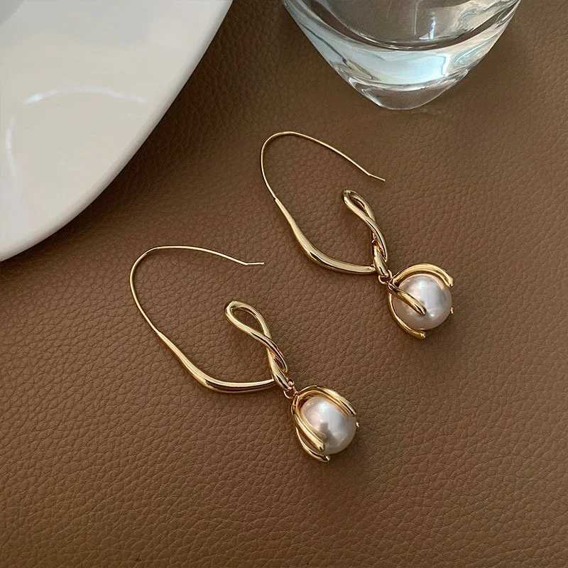 Metal twisted wire retro imitation pearl earrings fashionable and elegant pendant earrings luxurious design womens jewelry accessories Y250401