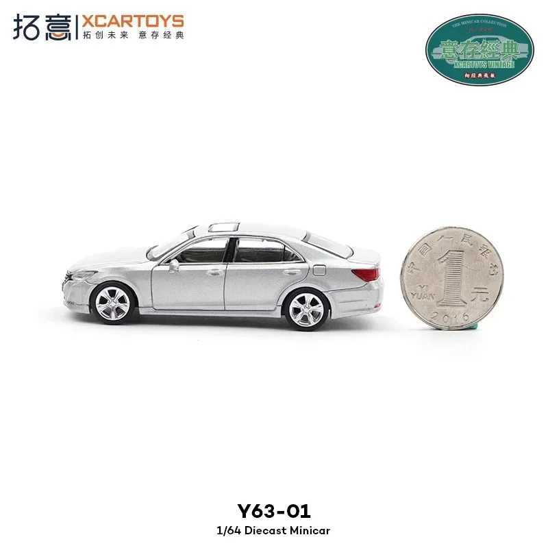 XCartoys 1 64 Crown Silver Diecast Collectors Vehicle Model Car X250402