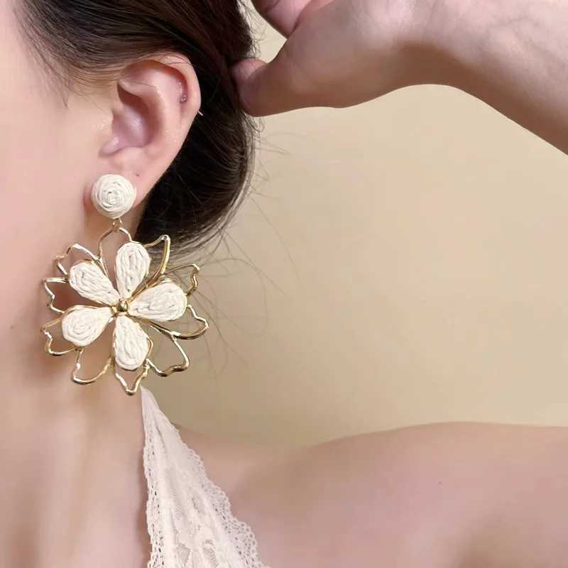 European And American Exaggerated Unique Straw Sun Flower Dangle Earrings For Women Fashion Elegant Metal Jewelry Gifts Y250401