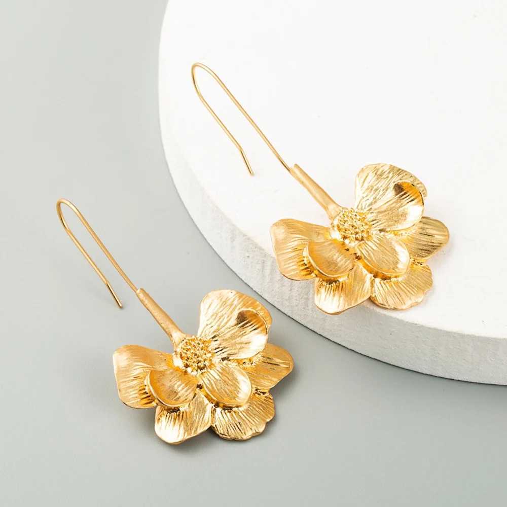 Gold alloy long pendant earrings simple floral earrings suitable for womens fashion jewelry fashionable womens earrings accessories gifts Y250401