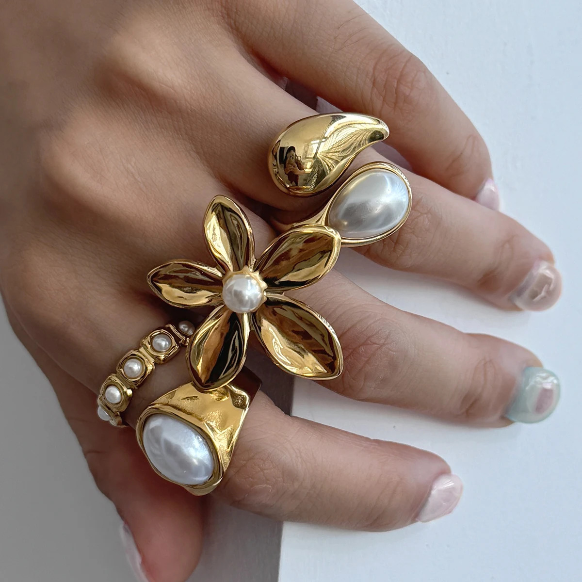 Uworld Fashion 18K Gold Color Plated Stainless Steel Pearl Flower Ring Stackable Asymmetric Ring Womens Jewelry Party Gift 251031