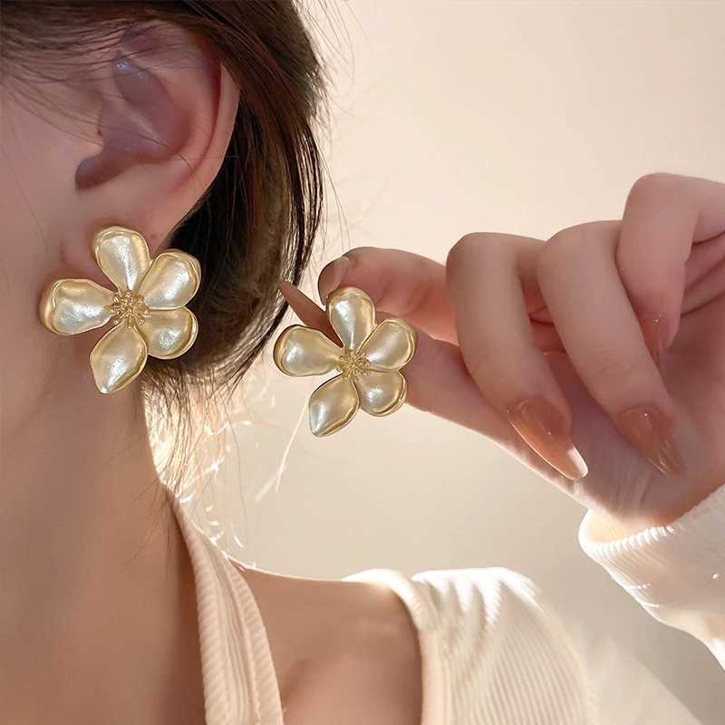 LATS Red White Gold Matte Texture Metal Flower Retro Earrings Suitable for Women and Girls New Design Unique Fashion Jewelry Party Gift Y250401