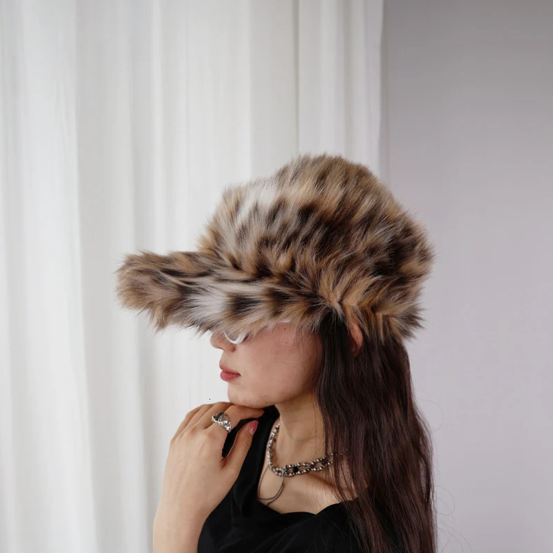 Fox Fur Baseball Cap Sun Hat Women Autumn Winter Windproof Warm Plush Duckbill Cap Fashion Warm Accessories 251030