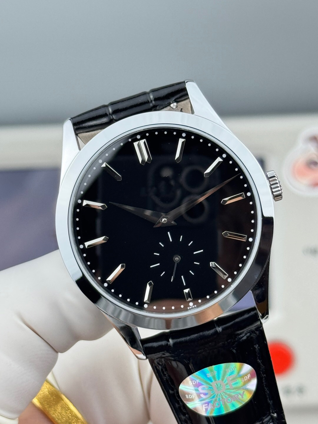 SDF 6119 watch has a diameter of 39mm and a thickness of 8.1mm. It is equipped with a 30-255PS two-hand semi-manual winding movement with a sapphire glass cover