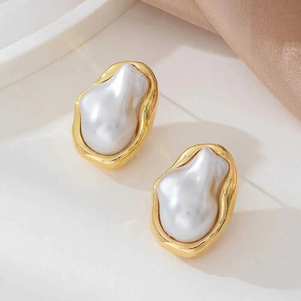 Exquisite Irregular Baroque Pearl Earrings Womens Retro Gold Metal Edge Earrings Jewelry Accessories Y250401