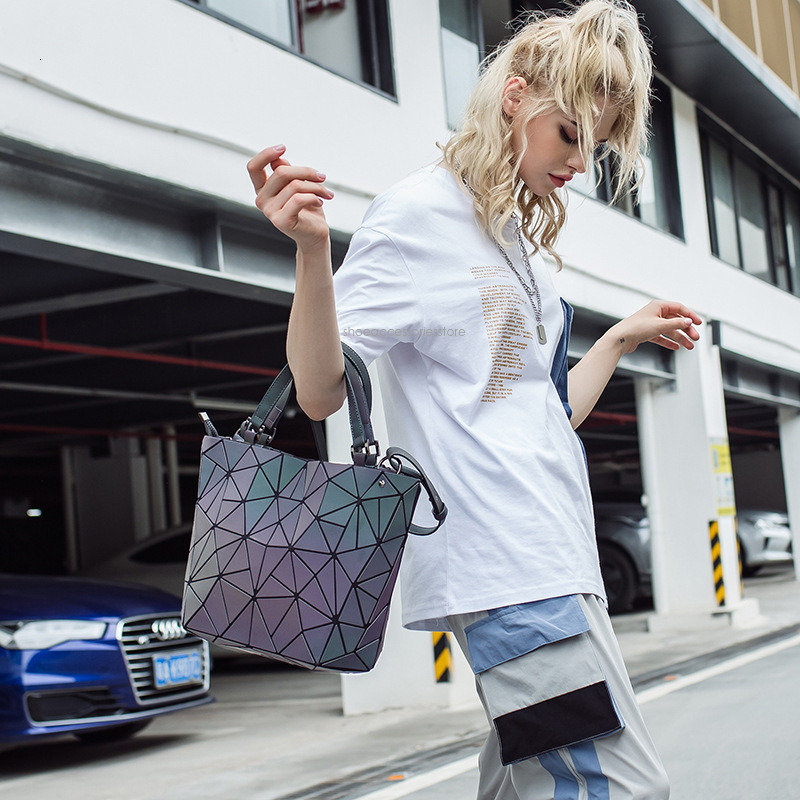 New Free Shipping Designer Bag 2025 New Handbag Fashion Lingge One Shoulder Crossbody Water Bucket Tote Bag Women's