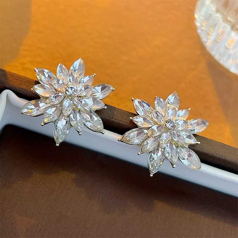 Sparkling rhinestone crystal earrings womens fashion floral earrings luxurious design wedding jewelry Y250401