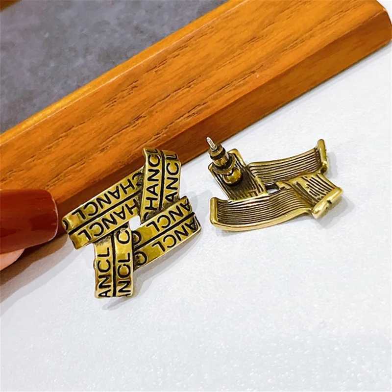 Retro Design Metal Geometric Weaving Diamond Bronze Letter Stud Earrings Unique Fashion Jewelry Y250401
