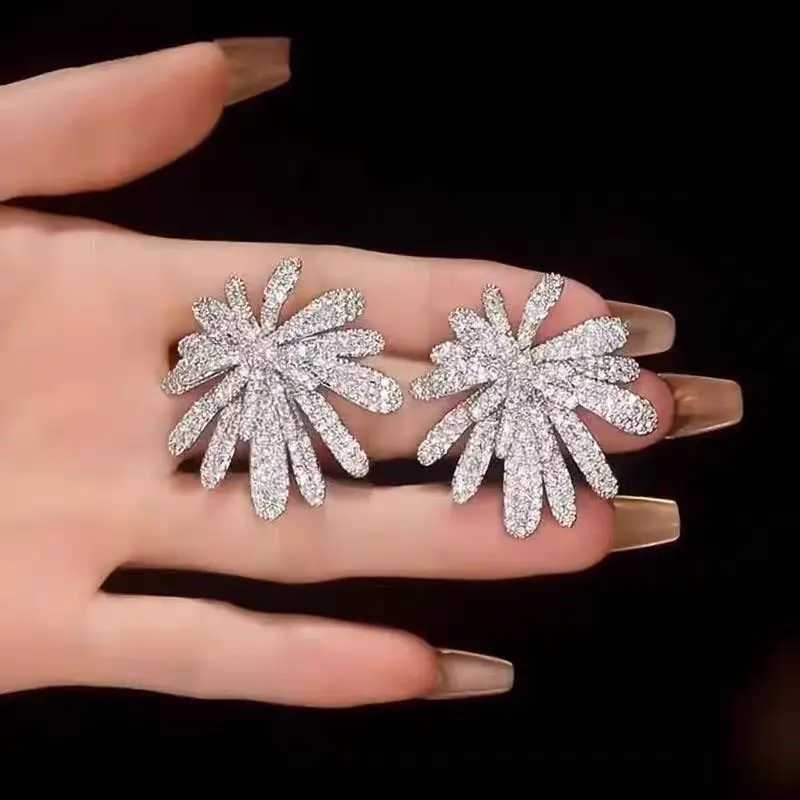 European And American Elegant Temperament Multi-layer Zircon Three-dimensional Fireworks Stud Earrings Fashion Women Jewelry Y250401