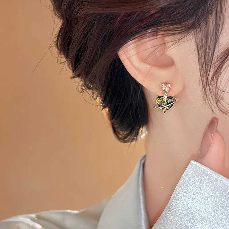 2025 New Arrival Light Luxury Simple Green Love Heart Stud Earrings For Women Fashion Cute Sweet Metal Geometry Jewelry Gifts Y250401