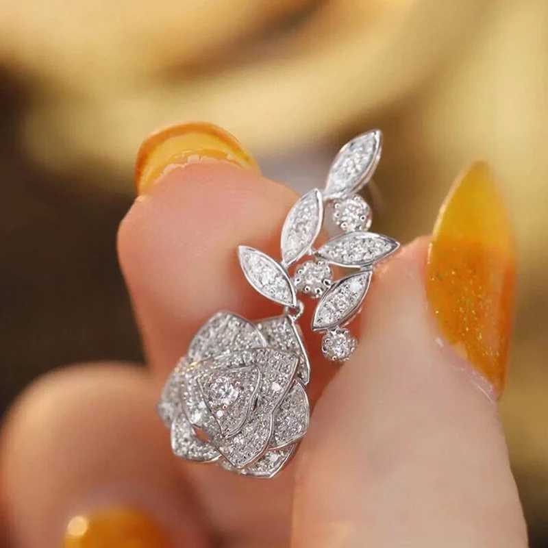 Huitan Romantic Flower Design Womens Pendant Earrings Silver Luxury Fashion Wedding Party Womens Accessories New Jewelry Y250401