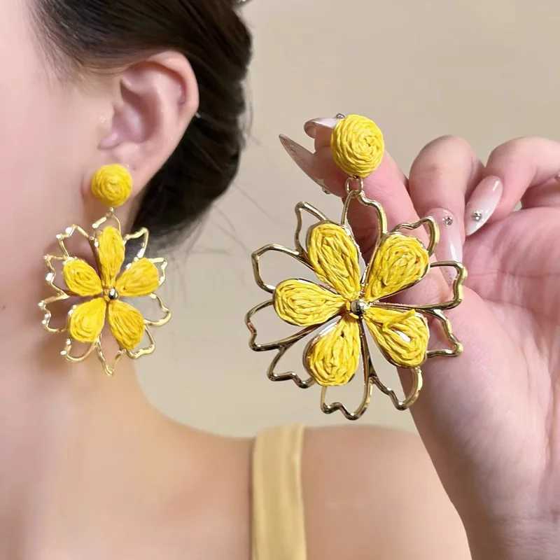 European And American Exaggerated Unique Straw Sun Flower Dangle Earrings For Women Fashion Elegant Metal Jewelry Gifts Y250401