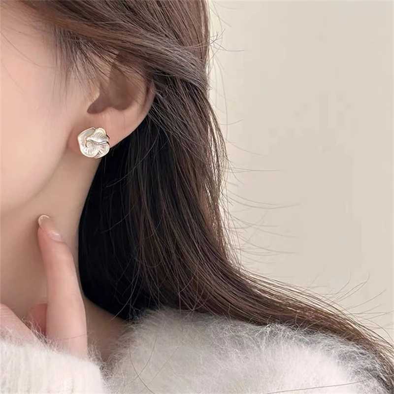 Elegant Camellia Earrings Luxurious Fashion High Temperature Unique Texture Design Womens Flower Earrings Y250401