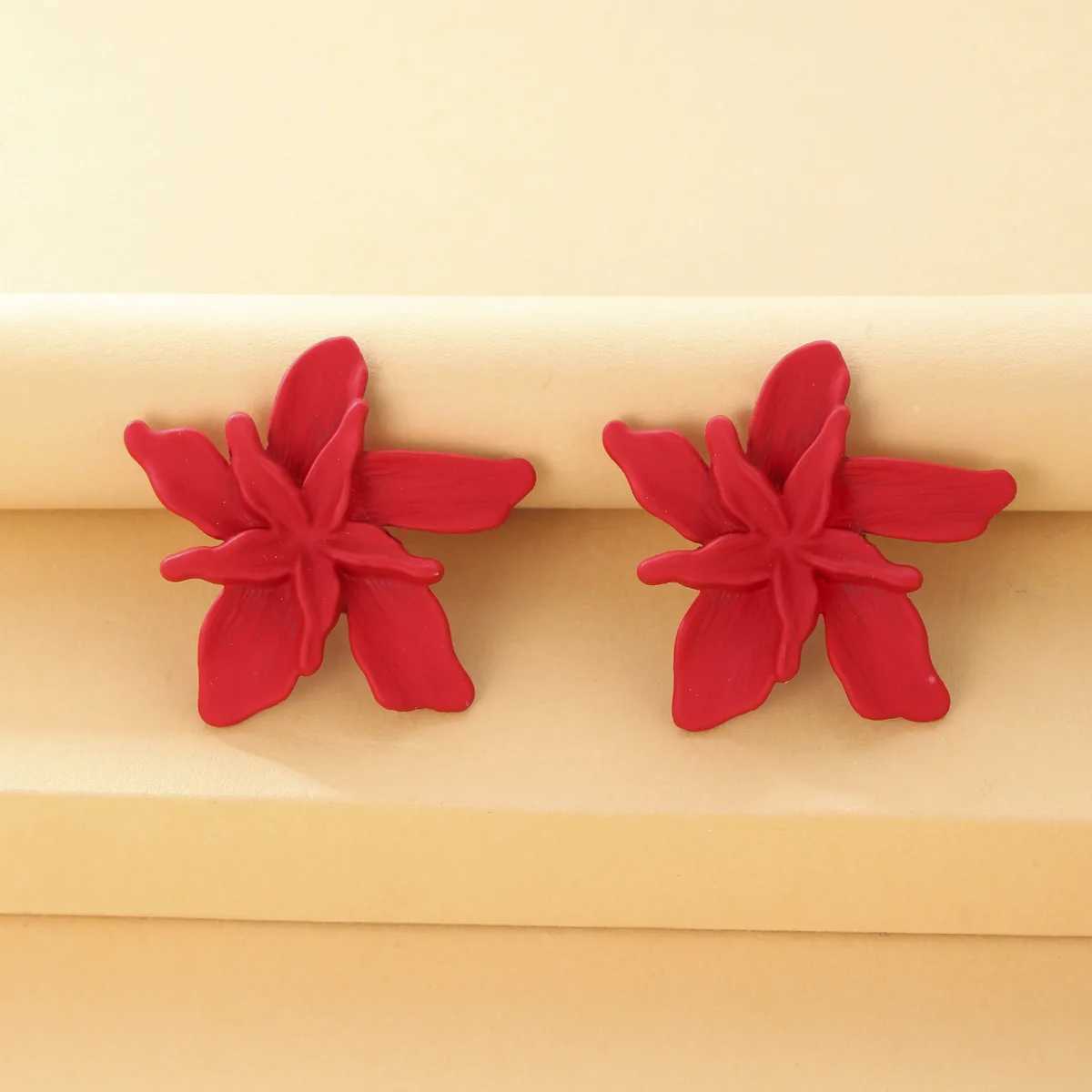 Retro Black Flower Metal Earrings Womens Luxury Design Stud Earrings Korean Fashion Jewelry Accessories Party Wedding Gifts Y250401