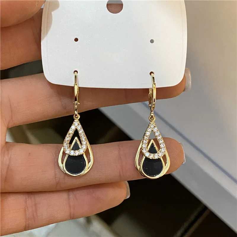 Fashionable rhinestone black enamel oil drop pendant earrings suitable for womens parties gold hollow circular jewelry gift Y250401