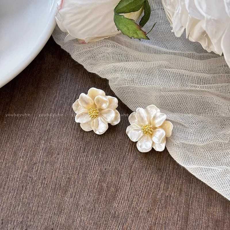 Light Luxury Fresh Sweet Early Spring Camellia Stud Earrings For Women Fashion Cute Elegant Flower Jewelry Girl Gifts Y250401