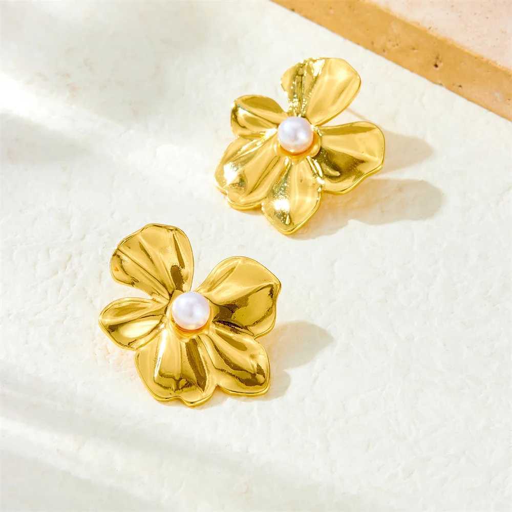 Stainless steel flower petals pearl stud earrings suitable for women French retro daily wear jewelry gifts party jewelry non fading Y250401
