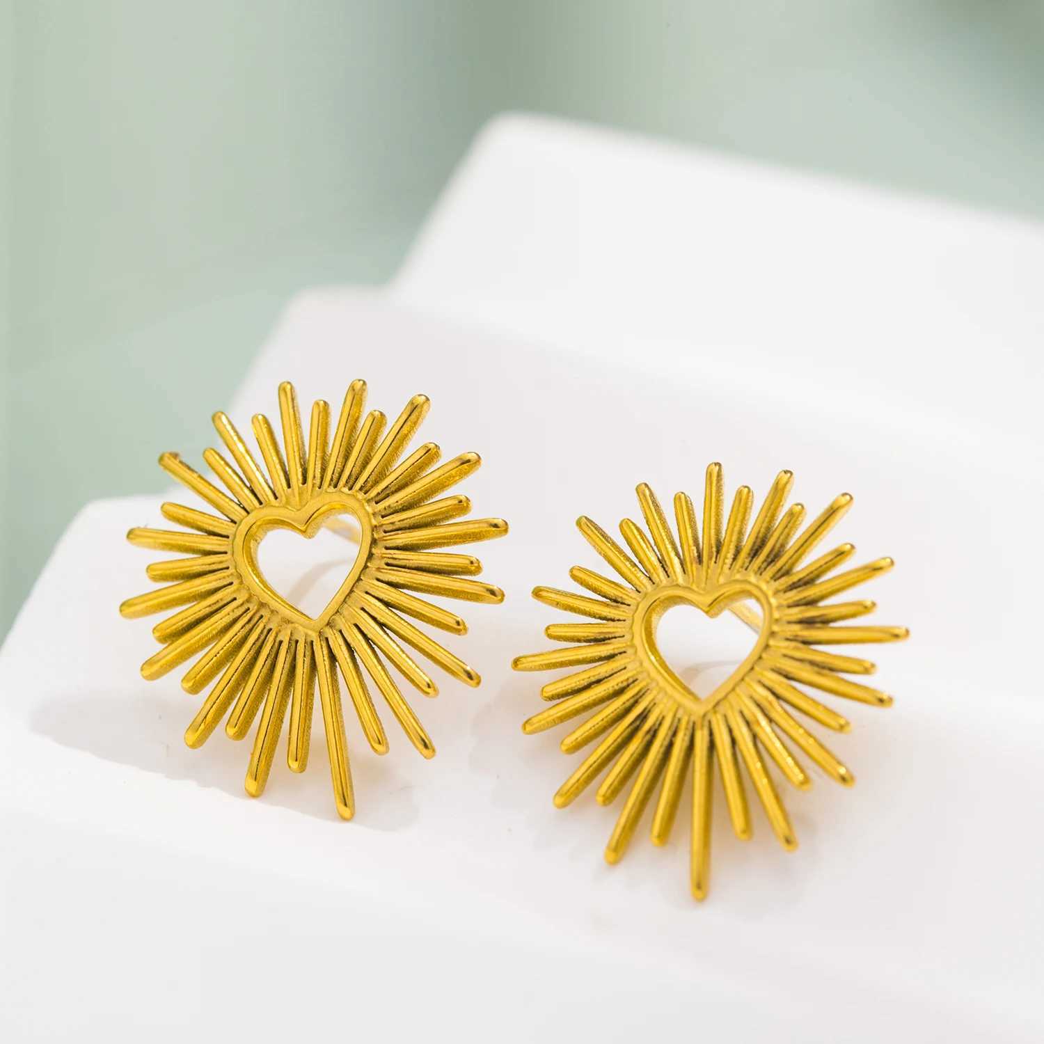 UHBINYCA Retro Stainless Steel Heart shaped Flower Earrings 18K Galvanized Texture Titanium Declaration Earrings Y250401