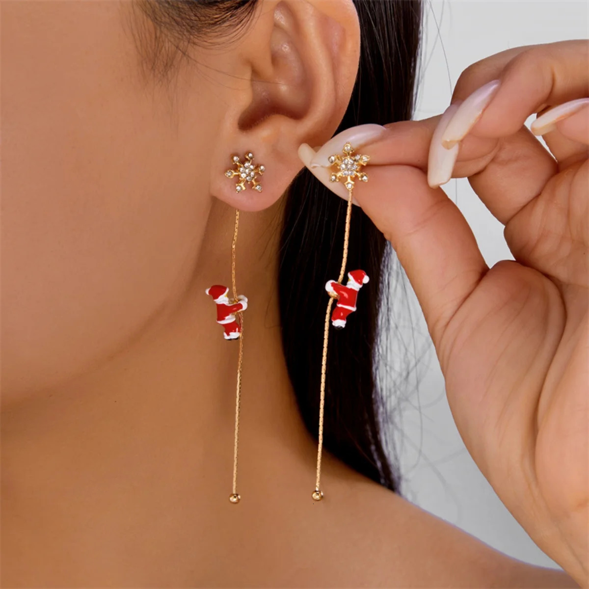 Christmas Crawling Santa Claus Earrings For Women Men Xmas Hat Glove Candy Snowflake Star Fringe Dangle Creative Holiday Jewelry 251031