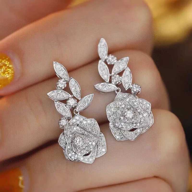 Huitan Romantic Flower Design Womens Pendant Earrings Silver Luxury Fashion Wedding Party Womens Accessories New Jewelry Y250401