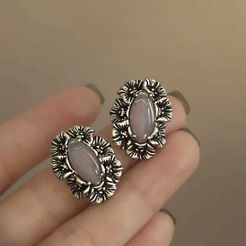 2025 New Arrival Light Luxury Niche Design Vintage Metal Flower Stud Earrings For Women Fashion Geometry Metal Jewelry Gifs Y250401