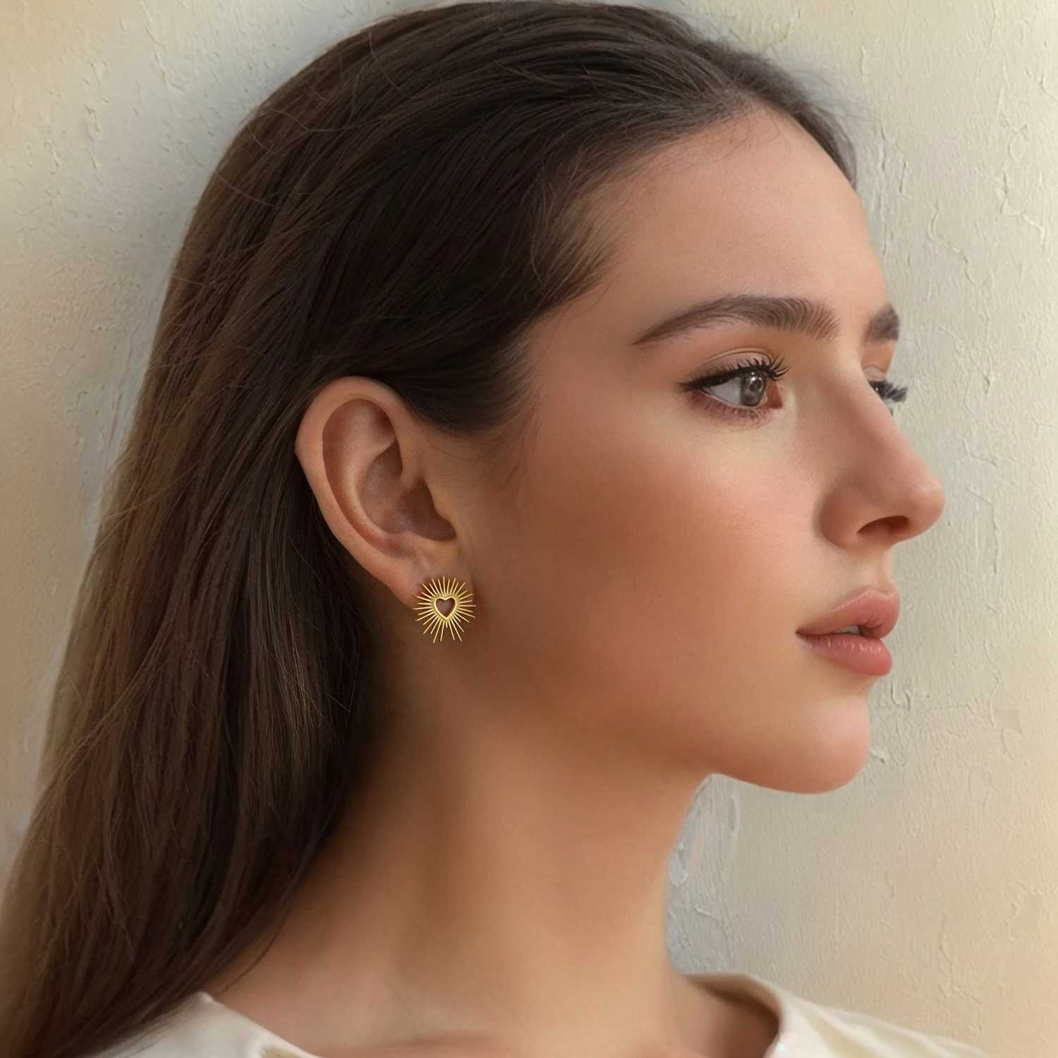 UHBINYCA Retro Stainless Steel Heart shaped Flower Earrings 18K Galvanized Texture Titanium Declaration Earrings Y250401