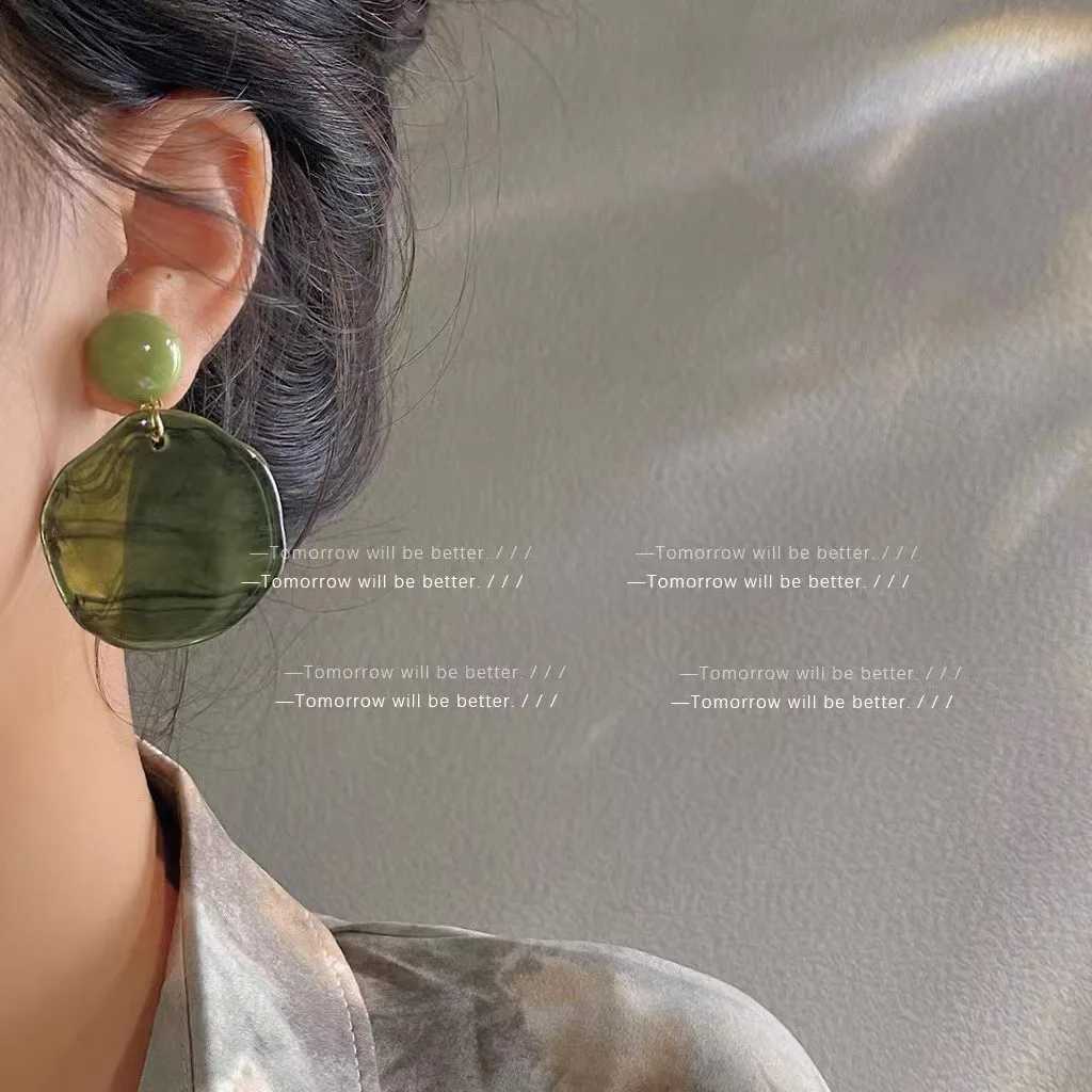 Vintage olive green earrings suitable for girls exaggerated niche design stud earrings Y250401