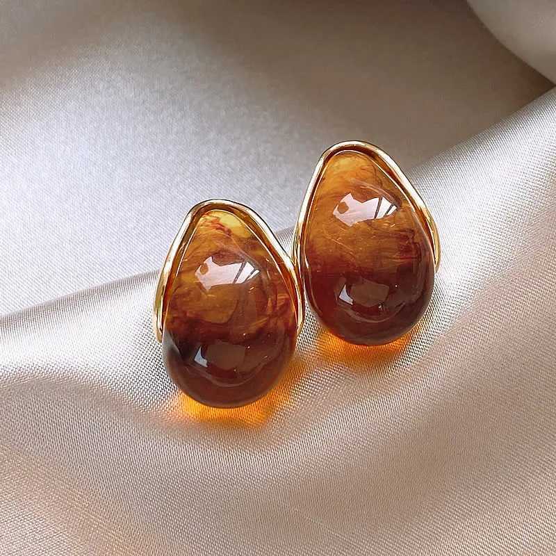 2024 New Arrival Retro Simple Elegant Brown Resin Stud Earrings For Women Fashion Cute Geometry Jewelry Accessories Gifts Y250401