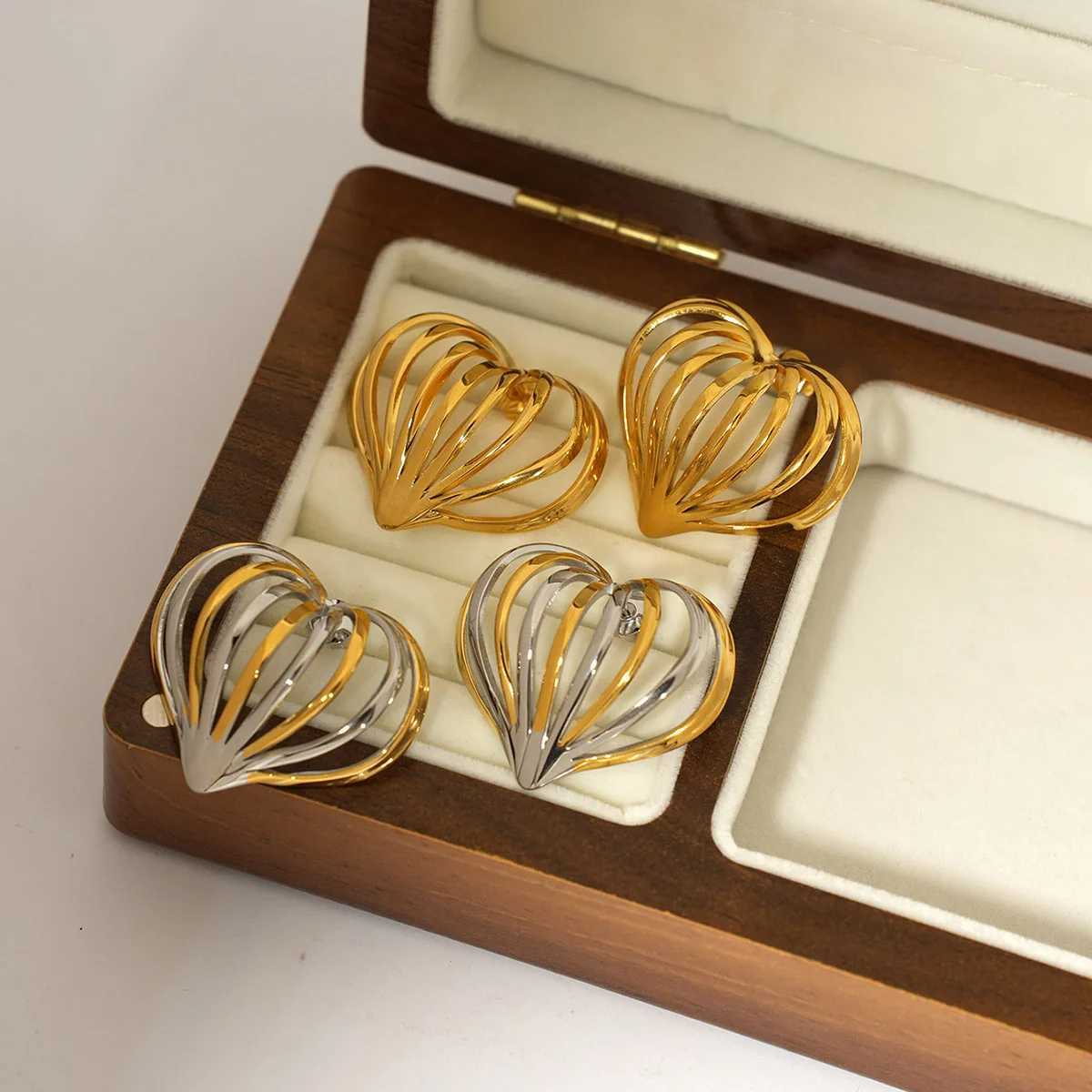 Uself 316L stainless steel geometric pattern sees through my heart earrings to prevent allergies 18K PVD coating texture declaration jewelry Y250401