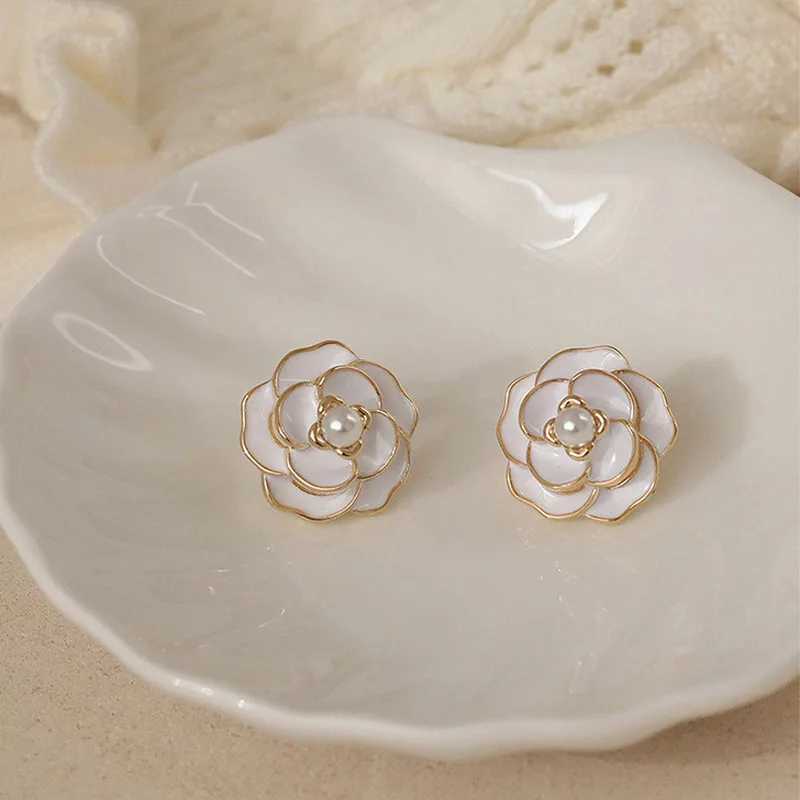 2022 Korean Womens Earrings Fashion Trendy Celebrity Camellia Pop Design Premium Pearl Earrings Y250401
