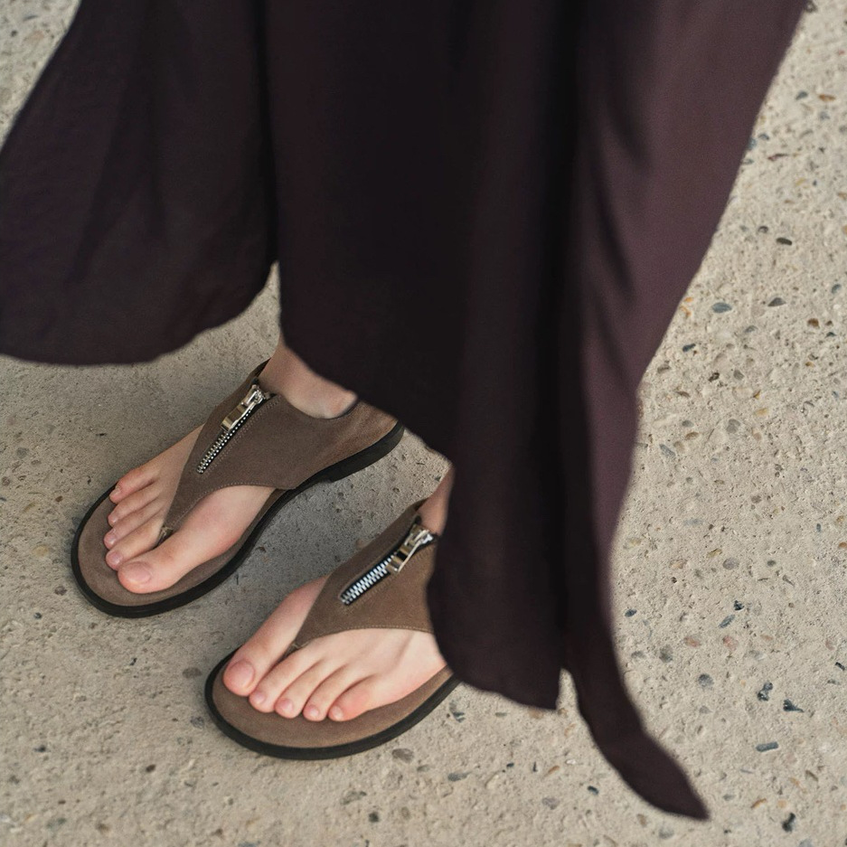 Sheepskin version ~ niche clip-on front zipper back bag flat Roman sandals women's open toe leather herringbone triangle slippers2025