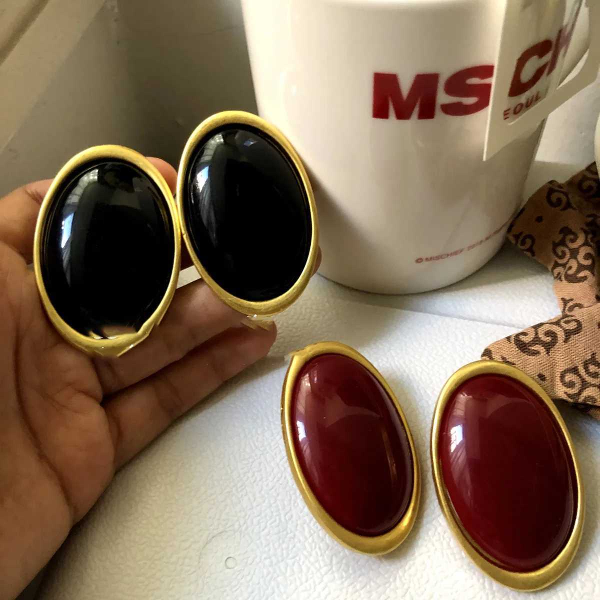 Ankela red oval womens retro design womens fashionable and elegant stud earrings light luxury high-end jewelry Y250401