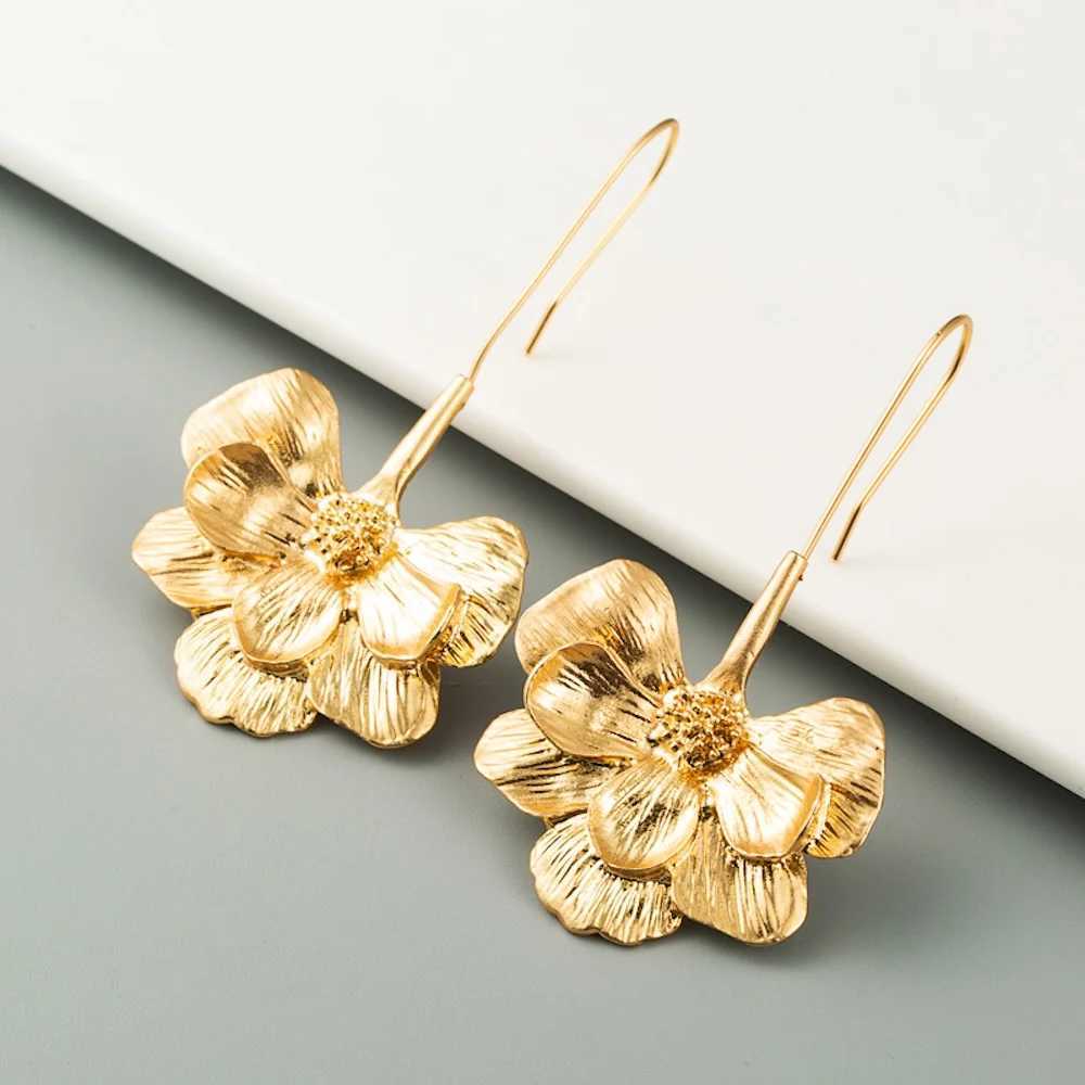 Gold alloy long pendant earrings simple floral earrings suitable for womens fashion jewelry fashionable womens earrings accessories gifts Y250401