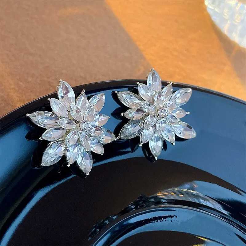 Sparkling rhinestone crystal earrings womens fashion floral earrings luxurious design wedding jewelry Y250401