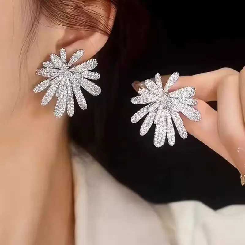 European And American Elegant Temperament Multi-layer Zircon Three-dimensional Fireworks Stud Earrings Fashion Women Jewelry Y250401