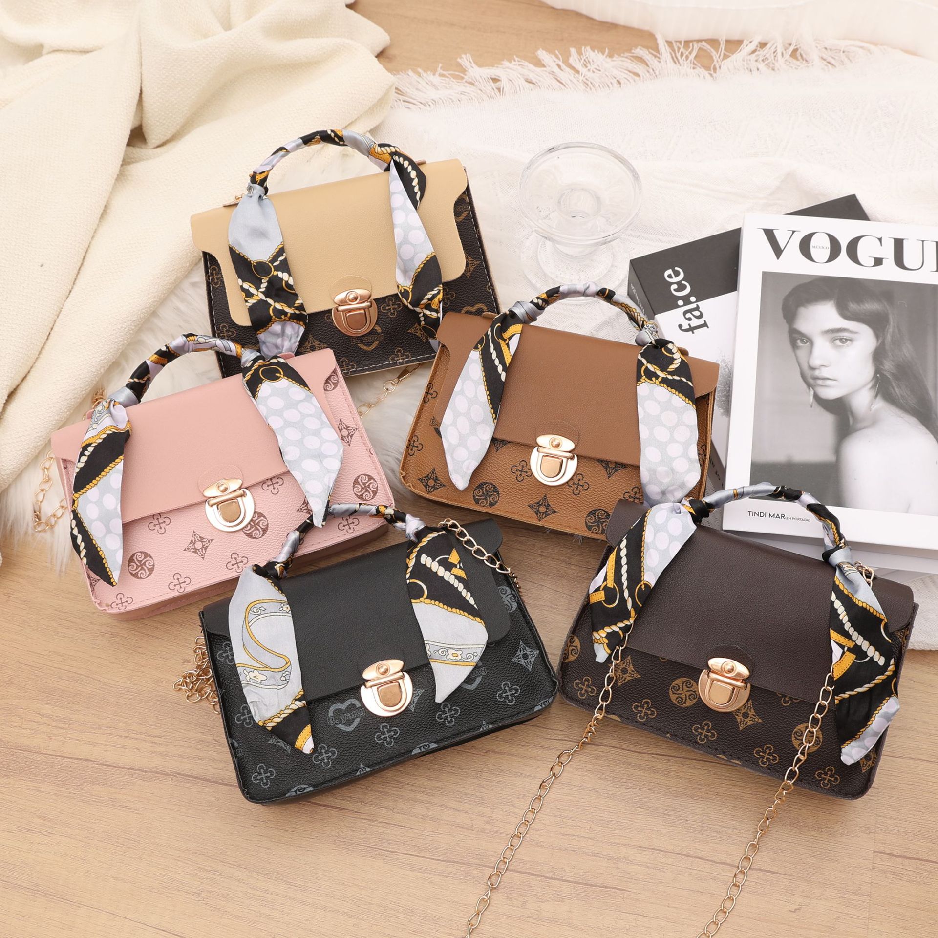 Designer Free Shipping Women's Handbag New Fashion Printed Small Square Bag Silk Scarf Chain 2025s Hot