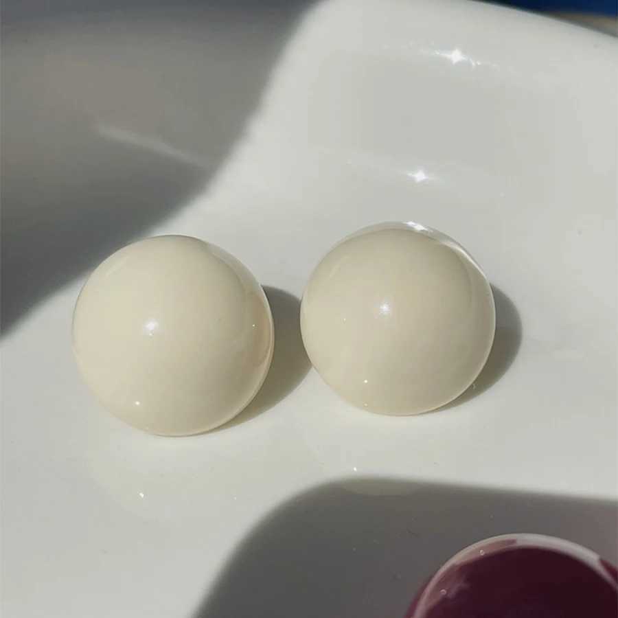 Ins Exaggerated 1.8cm Half Round Simulated Round Earrings White Declaration Earrings Female Korean Earrings Jewelry Gift Y250401