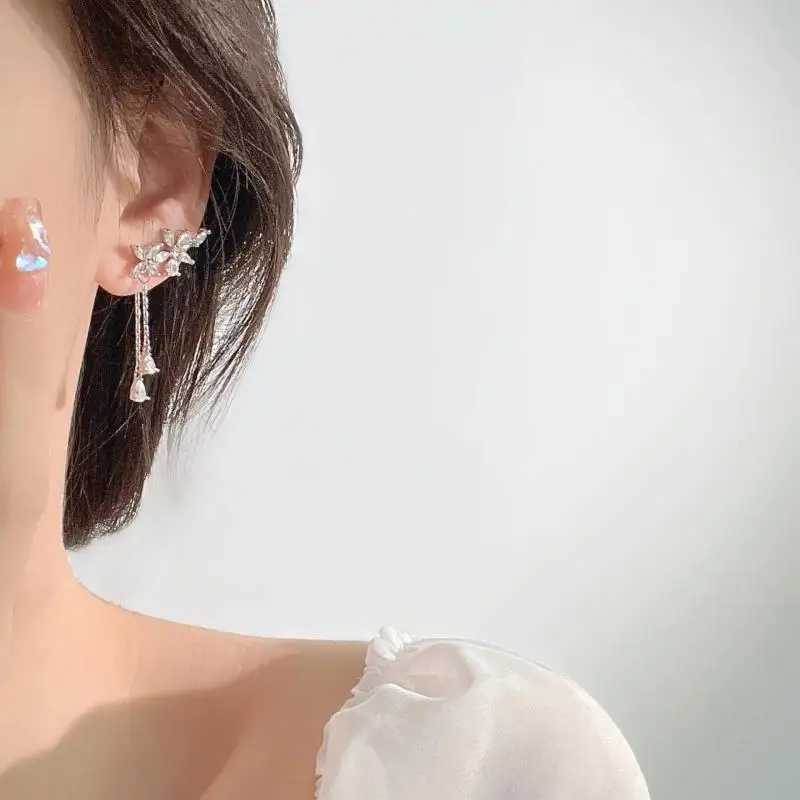 2025 New Arrival Korean Style Light Luxury Elegant Crystal Leaf Dangle Earrings For Women Fashion Cute Sweet Metal Jewelry Gifts Y250401