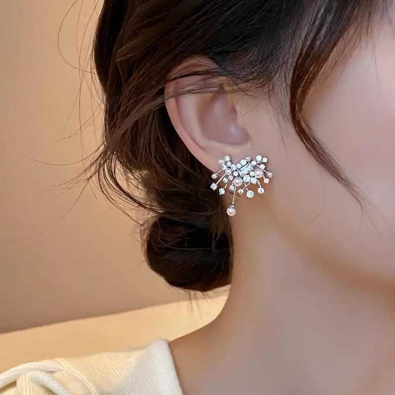 Autumn And Winter Light Luxury Exquisite Nebula Zircon Imitation Pearl Stud Earrings For Women Fashion Geometry Jewelry Gifts Y250401