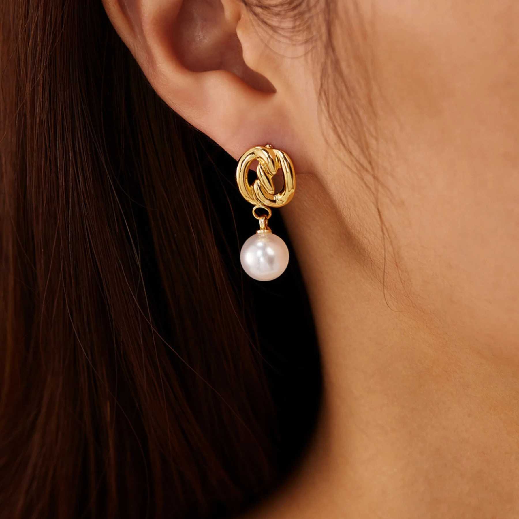 Europe America France luxury earrings womens stainless steel niche retro pearls high-temperature titanium Y250401