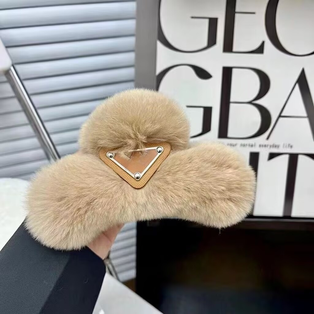 Hair Clips Barrettes Natural Rabbit Fur Hair Claw Designer Large Hairpin Temperament Clip New Cute Plush Hair Scratching Ponytail Fuzzy Claw Clip