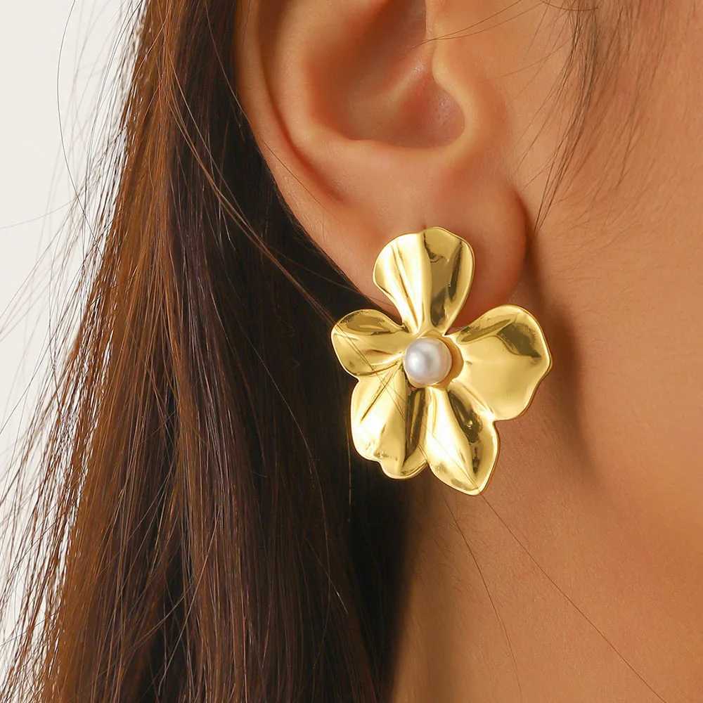 Stainless steel flower petals pearl stud earrings suitable for women French retro daily wear jewelry gifts party jewelry non fading Y250401