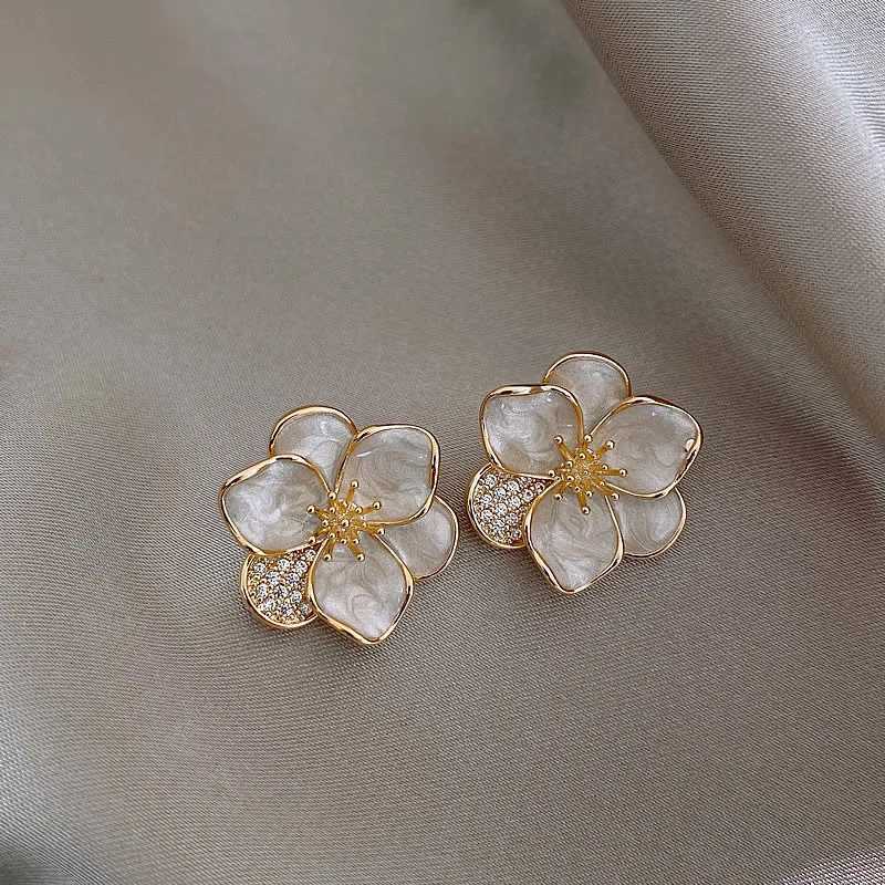 French Light Luxury Vintage Elegant White Flower Stud Earrings For Women Fashion Cute Sweet Crystal Jewelry Party Gifts Y250401
