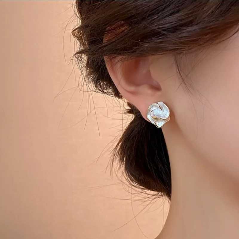 Korean Luxury Fashion Camellia Ins Niche Design Kolden style earrings Y250401