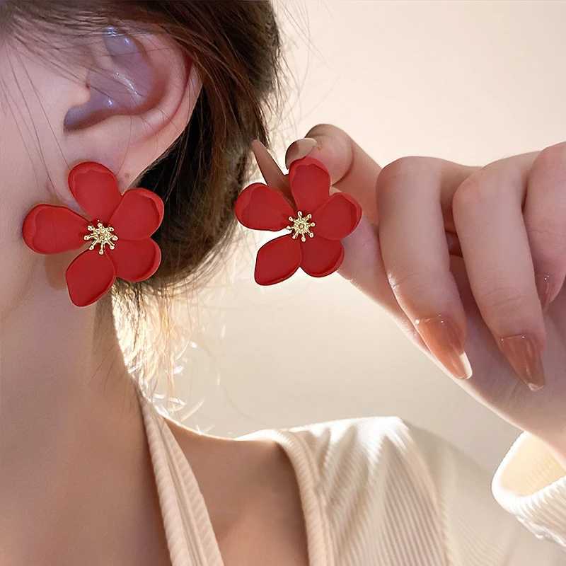 LATS Red White Gold Matte Texture Metal Flower Retro Earrings Suitable for Women and Girls New Design Unique Fashion Jewelry Party Gift Y250401