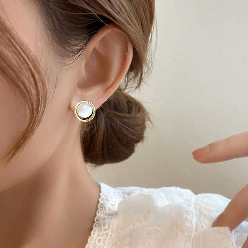 Korean designed egg white round stud earrings suitable for womens temperature wholesale of sweet geometric jewelry Christmas girlfriend gift Y250401