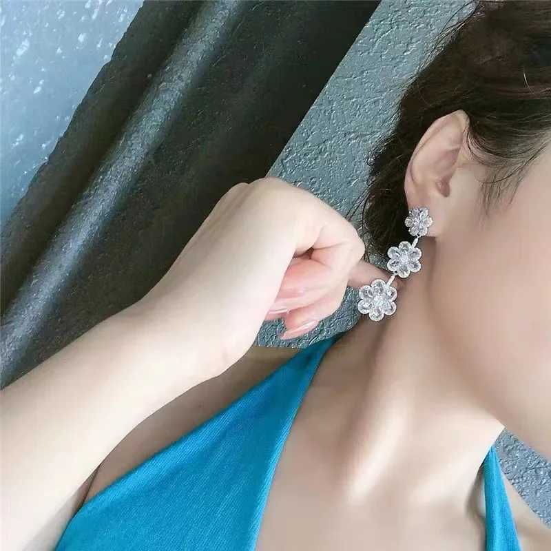 Luxury Snowflake Simulated Diamond Drop Earrings 925 Pure Silver Earrings Female Engagement Jewelry Cute Girl Gift Y250401