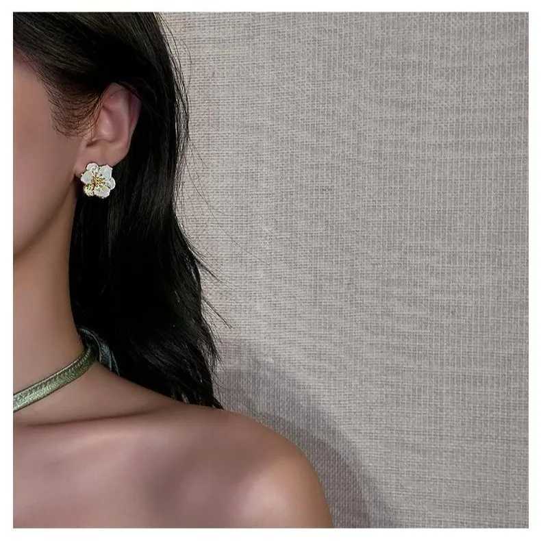 French Light Luxury Vintage Elegant White Flower Stud Earrings For Women Fashion Cute Sweet Crystal Jewelry Party Gifts Y250401